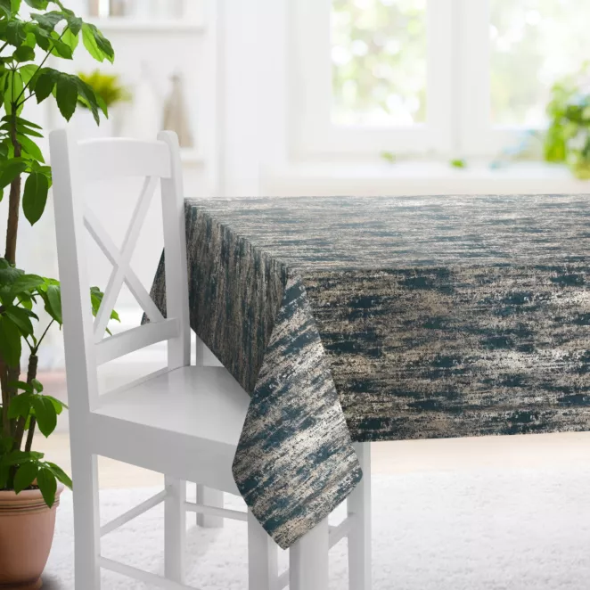 Obrus szyty ciemnoturkusowo złocisty z grubej, welwetowej tkaniny z efektem przecieranego wzoru, zdobiona delikatnie połyskującym nadrukiem