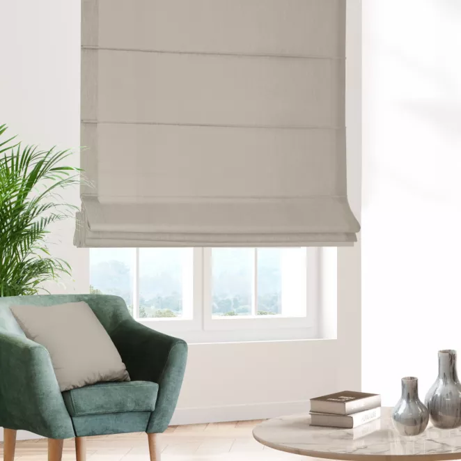 Roleta rzymska jasnobrązowa z miękkiej tkaniny w drobny wzór jodełkowy