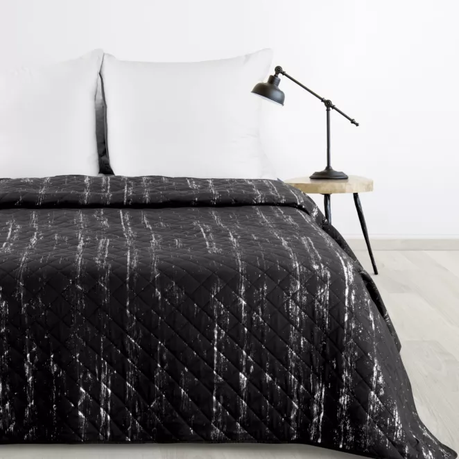 Narzuta czarno, srebrna 200x220 cm zdobiona przecieranym wzorem i pikowana metodą hot press BLINK 1 Design 91