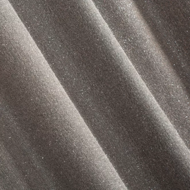 L82/6 Zasłona szyta na taśmie 5 cm SAFIRA brązowa z moherowej połyskującej tkaniny