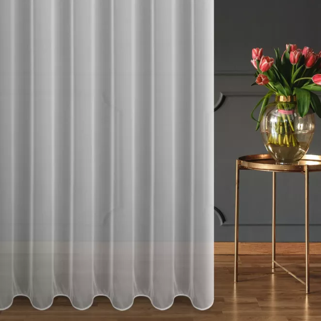 Firana szyta na taśmie 5 cm biała z supermiękkiej tkaniny o perłowym połysku, wykończona obciążnikiem