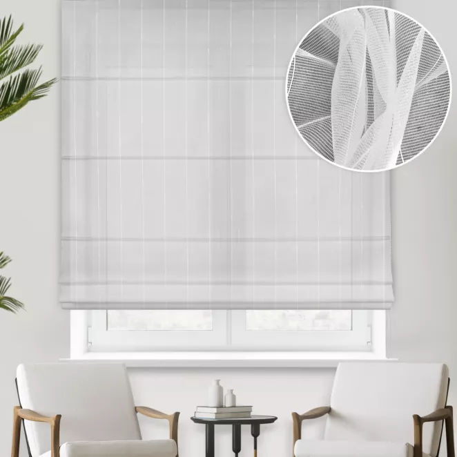 Roleta rzymska biała z połyskującej tkaniny peru, z cienkimi, pionowymi paseczkami