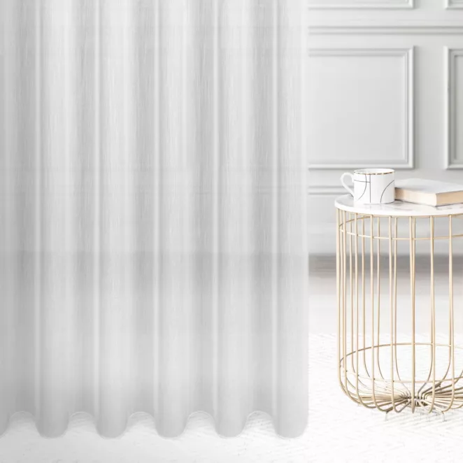 Firana szyta na taśmie 5 cm biała z delikatnej tkaniny o luźnym splocie, wykończona obciążnikiem