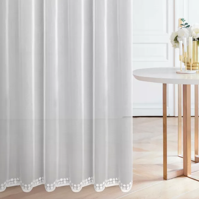 Firana szyta na taśmie 5 cm biało szara z eleganckiej tkaniny peru z kwiatową dziecięcą aplikacją