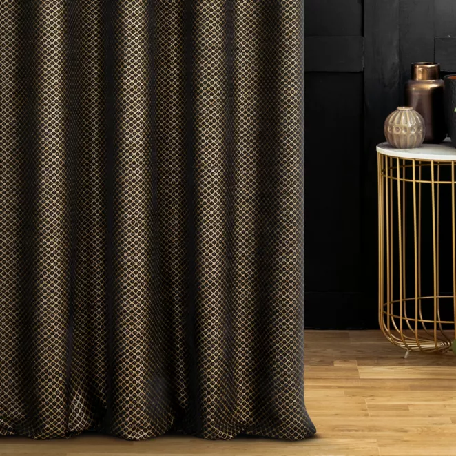 Zasłona szyta na taśmie 5 cm czarno złota z szenilowej tkaniny w drobny geometryczny wzór przetykany błyszczącą nicią