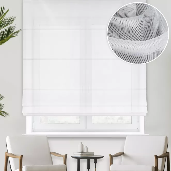 Roleta rzymska naturalna z miękkiej tkaniny o luźnym splocie i lekkim połysku, odporna na zaciągnięcia, wykończona obciążnikiem