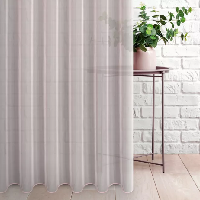 Firana szyta na taśmie 5 cm różowa z matowego jedwabiście miękkiego woalu, wykończona obciążnikiem