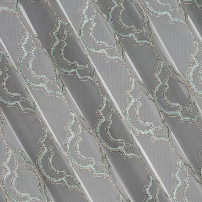 R146/3 Firana szyta na taśmie 5 cm LAVISH kremowo turkusowa z delikatnej tkaniny haftowanej grubą kordonkową nicią