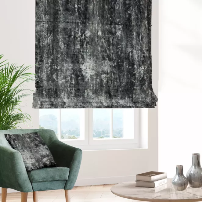 Roleta rzymska popielata z grubej, eleganckiej tkaniny welwetowej z efektem cieniowania