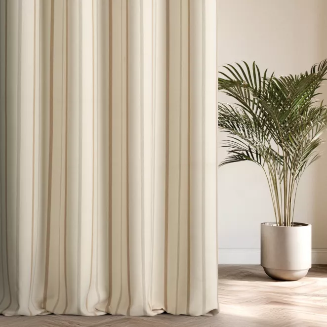 Zasłona szyta na taśmie 5 cm jasnobeżowa z tkaniny o jodełkowym splocie z wzorem w pasy