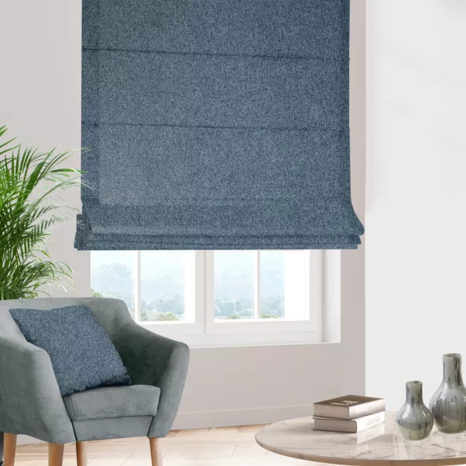 Roleta rzymska niebieska z tkaniny bukla z efektem melanżu