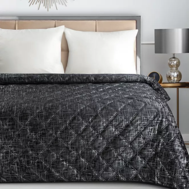 Narzuta welwetowa czarna 170x210 cm pikowana metodą hot press z błyszczącym nadrukiem BLINK 6 Eurofirany Premium