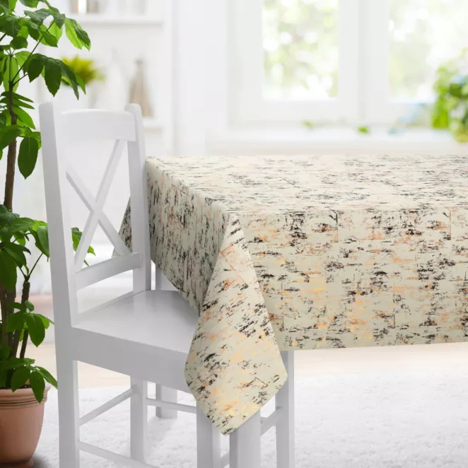 Obrus szyty kremowo złocisty z tkaniny welwetowej zdobionej połyskującym drukiem