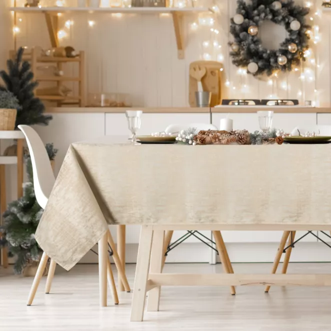 Obrus beżowy 140x300 cm żakardowy ALINA z subtelnym delikatnym wzorem przecierki