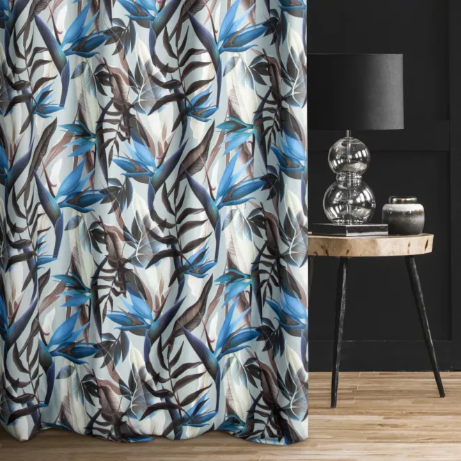 Zasłona szyta na taśmie 5 cm TROPICS srebrno granatowa z miękkiej tkaniny drukowanej w kolorowy botaniczny wzór