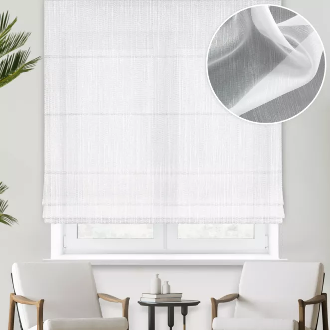 Roleta rzymska biała z miękkiej półprzezroczystej tkaniny z efektem deszczyku, wykończona obciążnikiem