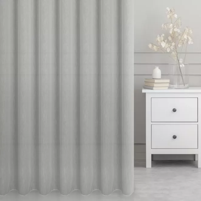 Firana szyta na taśmie 5 cm srebrna z miękkiej tkaniny o lekkim splocie i delikatnym połysku, wykończona obciążnikiem