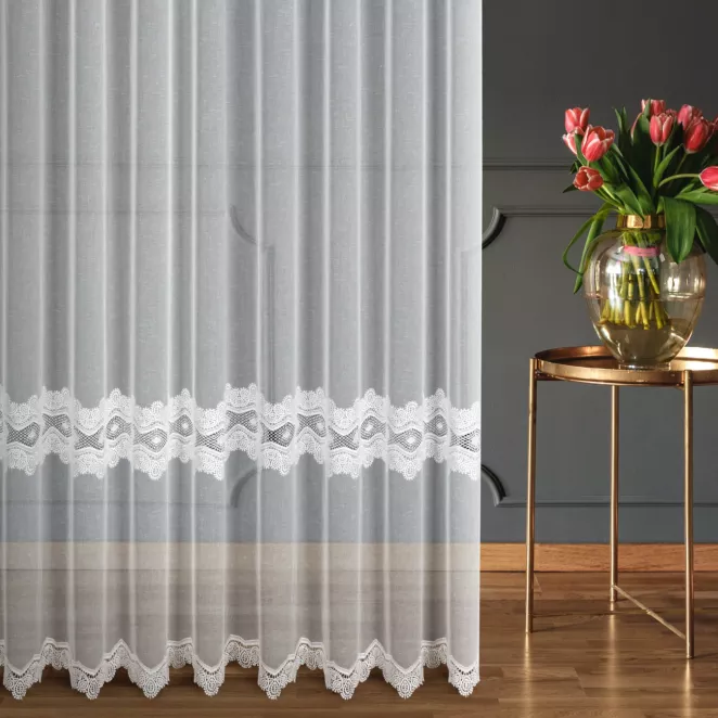 Firana szyta na taśmie 5 cm biała z delikatnej etaminy zdobionej aplikacją Pierre Cardin