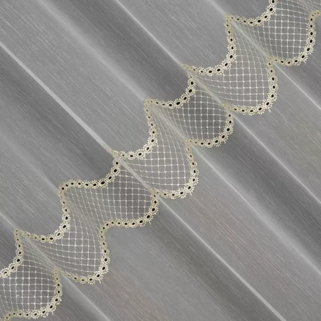 P266/3 Firana szyta na taśmie 5 cm kremowo złota z matowej tkaniny ozdobiona eleganckim haftem