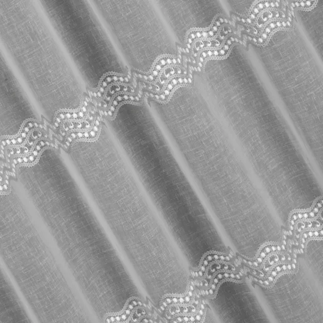 R136/3 Firana szyta na taśmie 5 cm kremowo srebrna z miękkiej etaminy z poziomymi pasami haftu