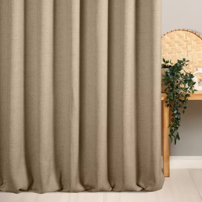 Zasłona szyta na taśmie 5 cm jasnobrązowa z tkaniny o naturalnym splocie z efektem melanżu