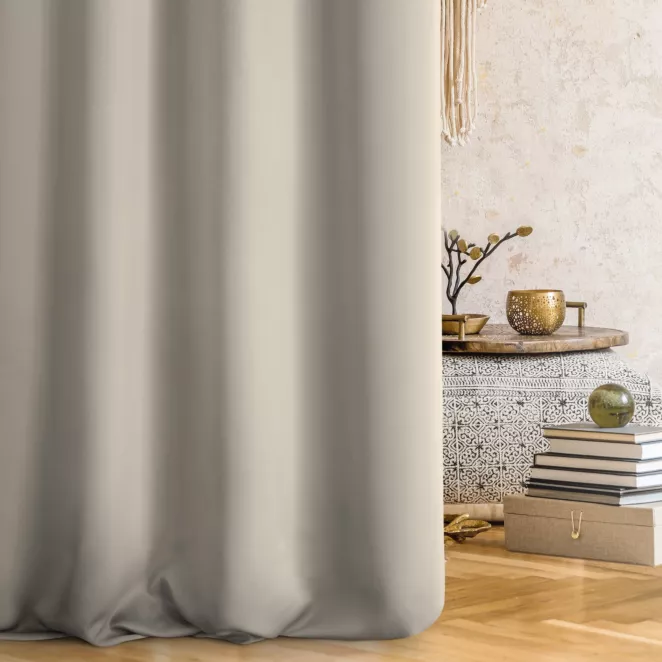 Zasłona szyta na taśmie 5 cm jasnobeżowa z gładkiej tkaniny zaciemniającej typu dimout