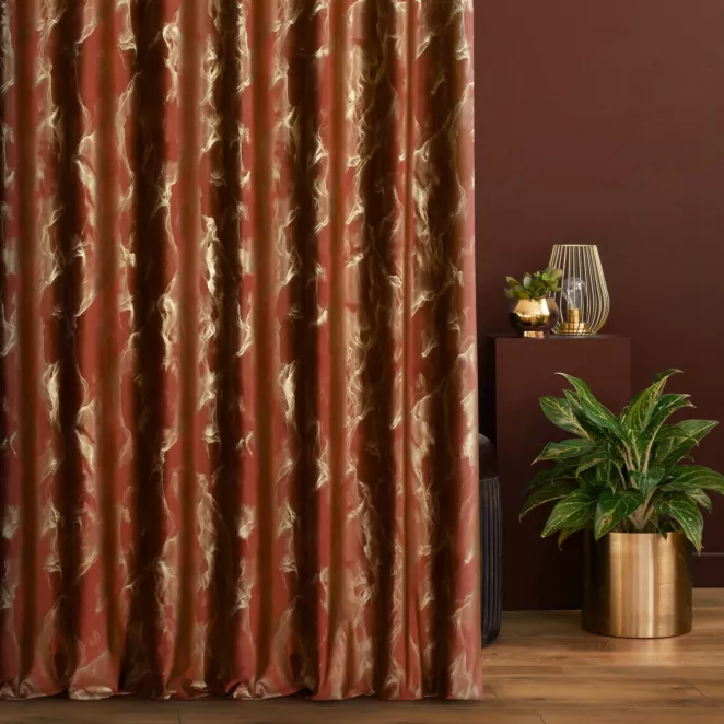 Zasłona szyta na taśmie 5 cm rudo złocista z tkaniny welwetowej ze złotym marmurkowym nadrukiem