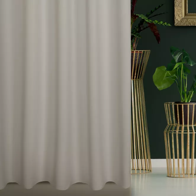 Zasłona szyta na taśmie 5 cm jasnobeżowa z gładkiej tkaniny zaciemniającej typu dimout wykończona obciążnikiem