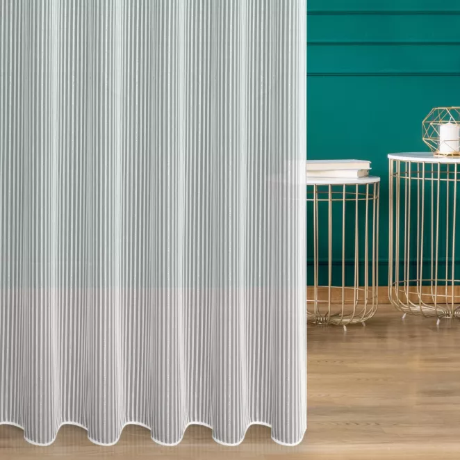 Firana szyta na taśmie 5 cm biało srebrna tkanina w cienkie pionowe pasy, zdobione połyskującą nicią w srebrnym kolorze, wykończona obciążnikiem