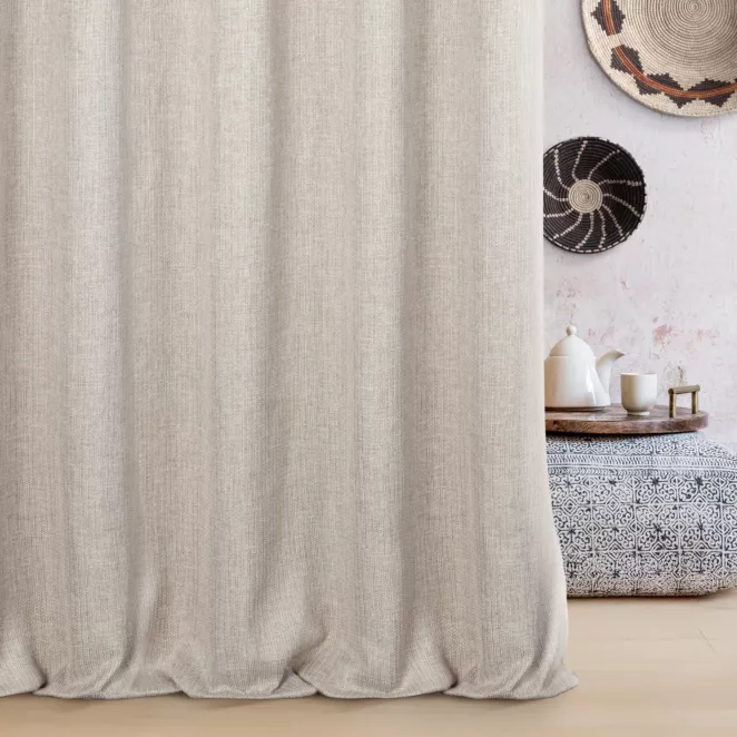 Zasłona szyta na przelotkach beżowa z matowej tkaniny o grubym splocie z efektem melanżu