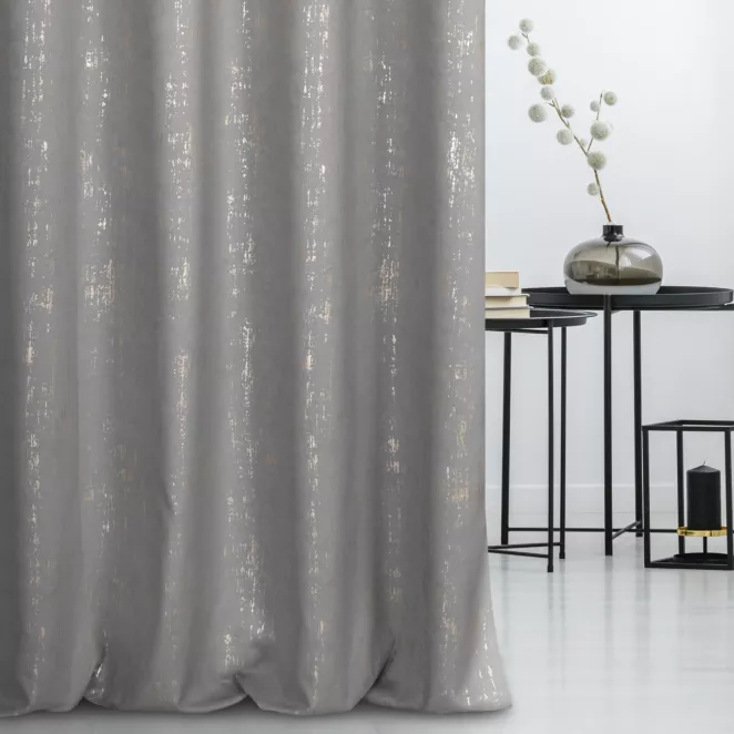 Zasłona szyta na taśmie 5 cm popielato złocista z miękkiej tkaniny o strukturze weluru z połyskliwym nadrukiem