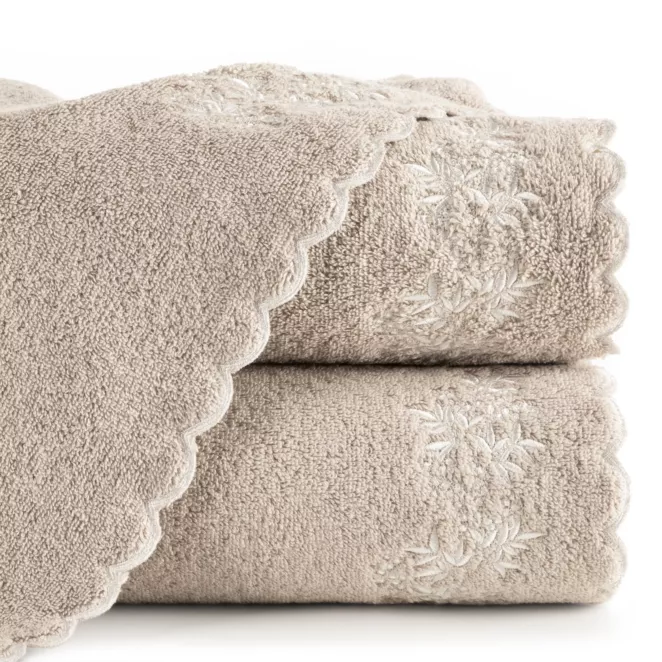 Ręcznik kąpielowy 50x90 cm bawełniany kolor beżowy z haftem ELARA - kolekcja FOREST SUMMER