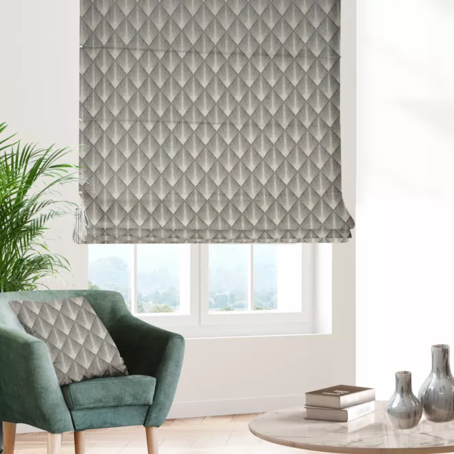 Roleta rzymska jasnobrązowo złota z tkaniny w elegancki geometryczny wzór z błyszczącą nicią