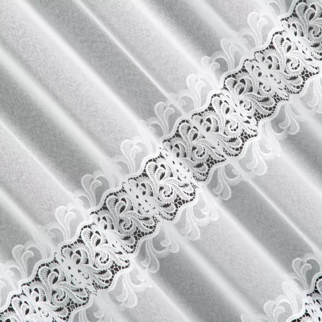 L188/2 Firana szyta na taśmie 5 cm biała z matowej markizety ozdobionej fantazyjną aplikacją