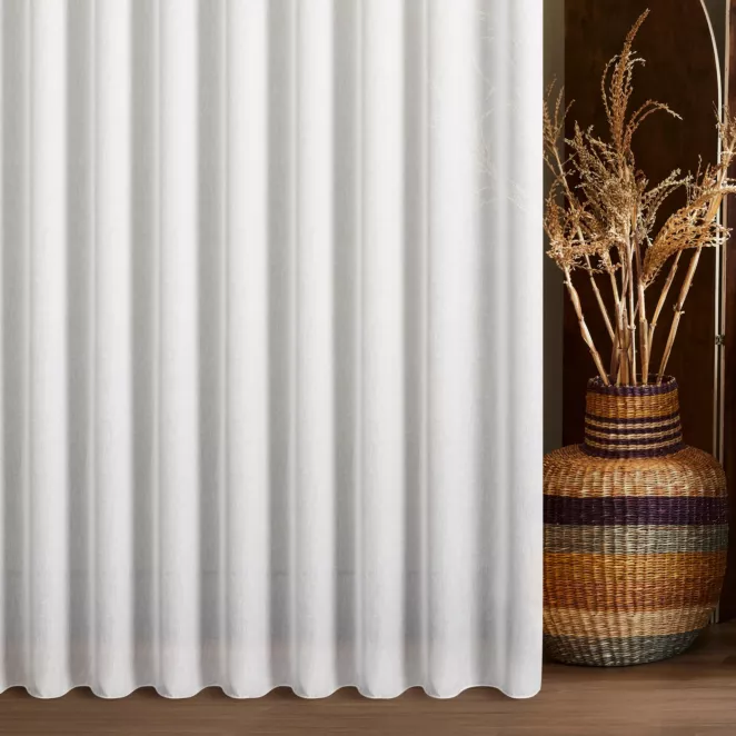 Firana szyta na taśmie 5 cm biała z półtransparentnej matowej tkaniny wykończonej obciążnikiem