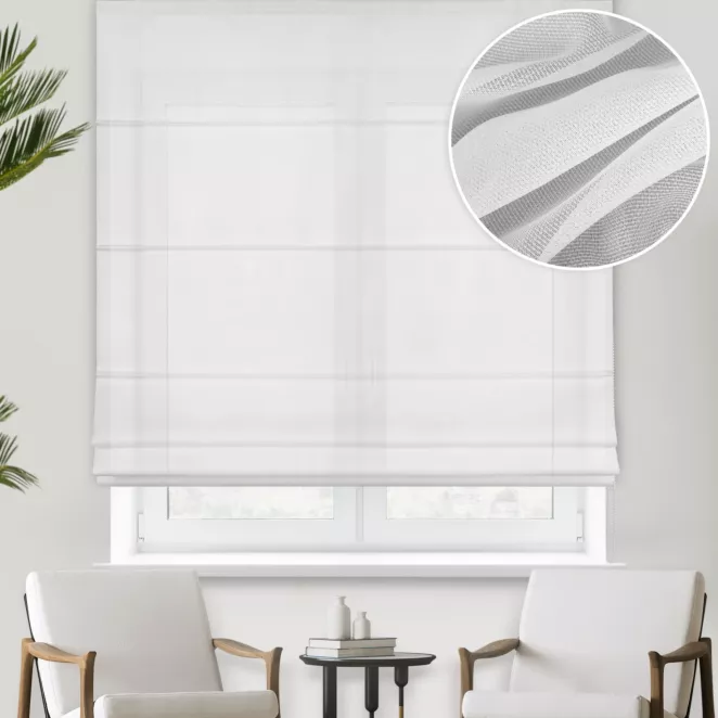 Roleta rzymska biała z półprzeźroczystej tkaniny w drobną krateczkę, wykończonej obciążnikiem