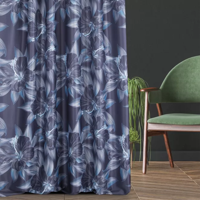 Zasłona szyta na taśmie 5 cm MARLENE granatowo niebieska z miękkiej tkaniny typu blackout drukowanej w duży kwiatowy wzór