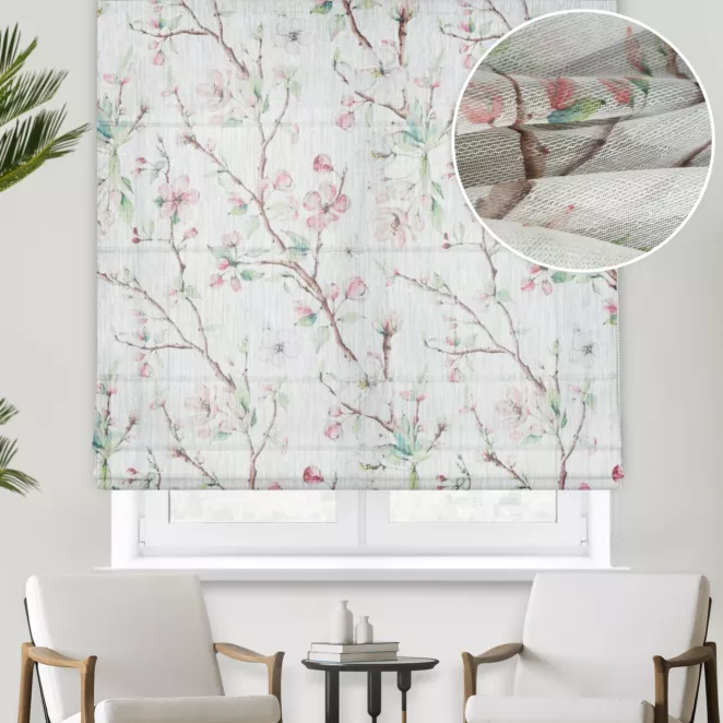 Roleta rzymska kremowo różowa z miękkiej tkaniny o naturalnym splocie, drukowanej w botaniczny wzór, wykończona obciażnikiem