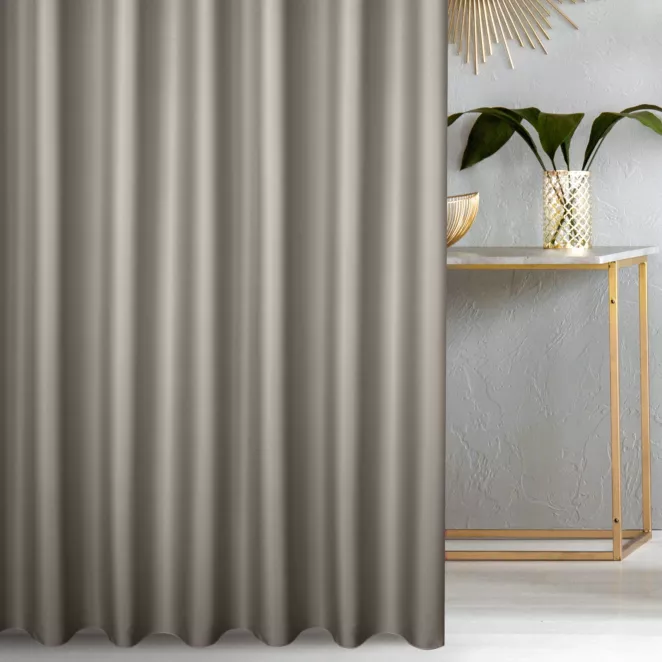 Zasłona szyta na taśmie 5 cm beżowa z gładkiej tkaniny zaciemniającej typu dimout wykończona obciążnikiem