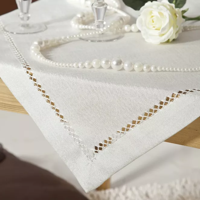 Bieżnik na stół biały 85x85 cm Emily z ozdobną listwą i mereżką
