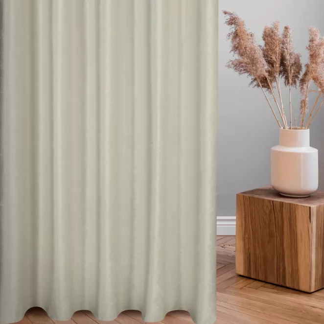 Zasłona szyta na taśmie 5 cm kremowa z miękkiej tkaniny welwetowej z efektem kreszowania, wykończona obciążnikiem