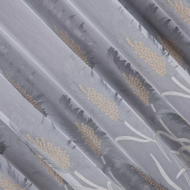 R202/3 Firana szyta na taśmie 5 cm biało popielata z tkaniny typu ADEN z efektem delikatnego deszczyku, zdobiona oryginalnym haftem Pierre Cardin