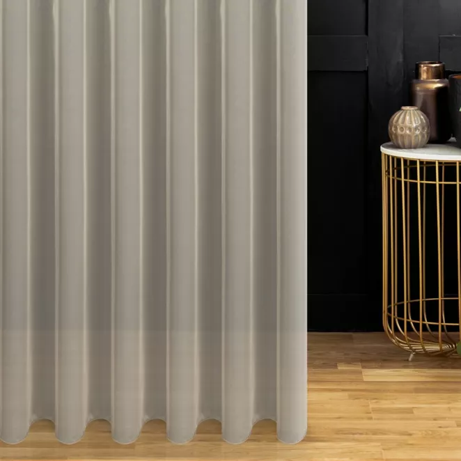 Firana szyta na taśmie 5 cm beżowa z delikatnie połyskującej tkaniny typu PERU z efektem opalizującym, wykończona obciążnikiem