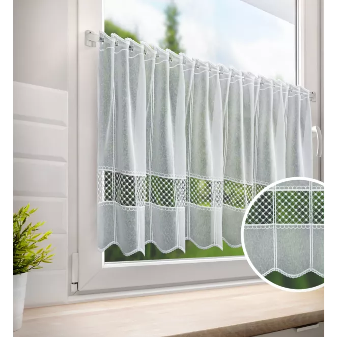 Tkanina firanowa zazdrostka z grubszej etaminy z ażurową aplikacją