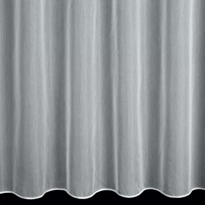 P214/3 Firana szyta na taśmie 5 cm JANNET biała z delikatnej miękkiej tkaniny o perłowym połysku, wykończona obciążnikiem