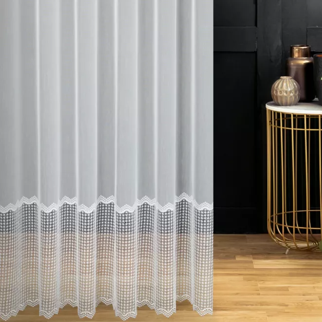 Firana szyta na flexach biała z matowej tkaniny ozdobionej szeroką geometryczną aplikacją