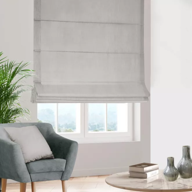 Roleta rzymska szarobeżowa z miękkiej tkaniny welwetowej