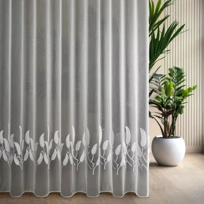 Firana szyta na taśmie 5 cm biała z tkaniny typu aden zdobionej włochatym haftem