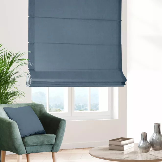 Roleta rzymska ciemnoniebieska z miękkiej, matowej tkaniny w drobny geometryczny wzór