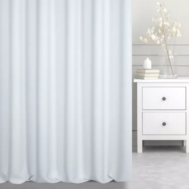 Zasłona szyta na taśmie 5 cm jasnosrebrna z gładkiej tkaniny typu blackout